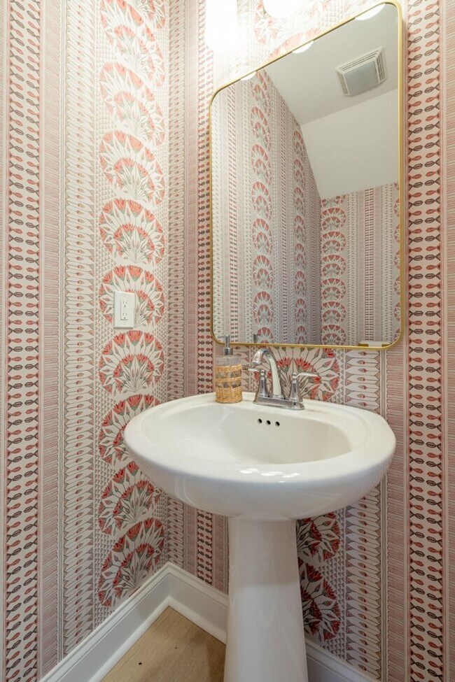 Foto del edificio - NEWLY RENOVATED + Washer and Dryer Included!
