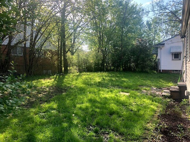 Building Photo - Cozy, NEW Spacious 5 Bedroom / 1 Bath