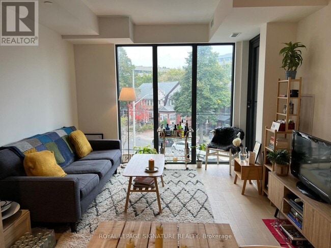 Building Photo - 430 Roncesvalles Ave