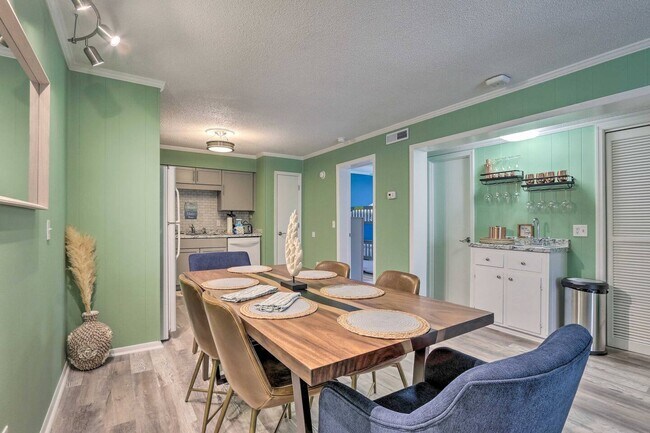 Building Photo - "Charming 2 Bed/2 Bath Condo on Hilton Hea...