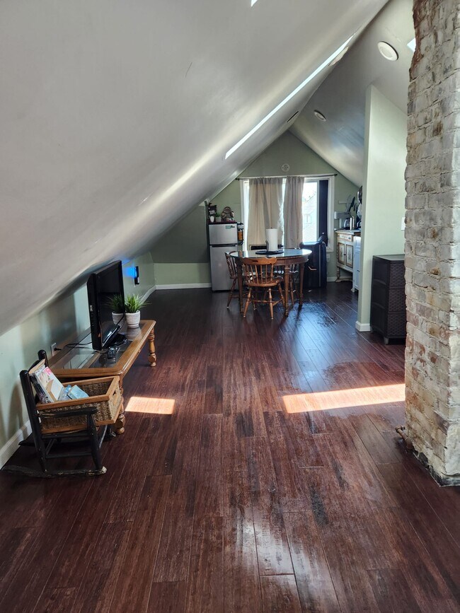 Building Photo - 2619 Commor St