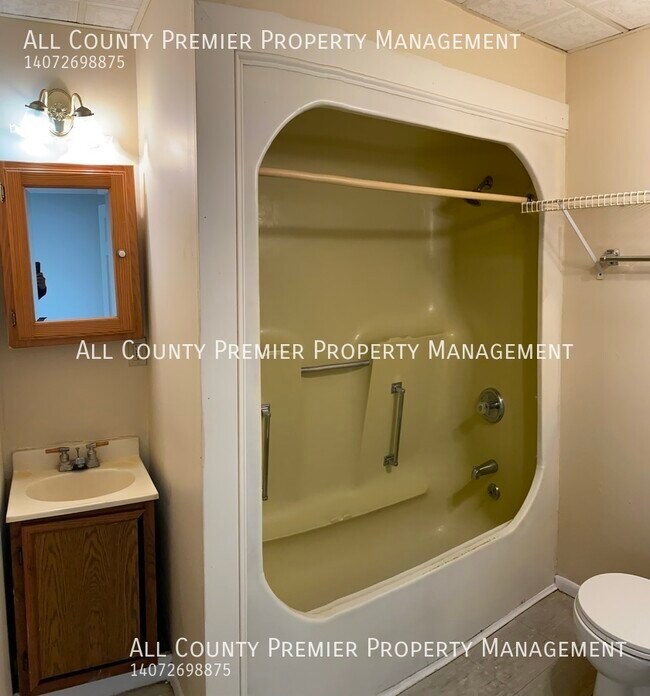 Building Photo - 1 Bedroom 1 Bath Apartment! All Utilities ...