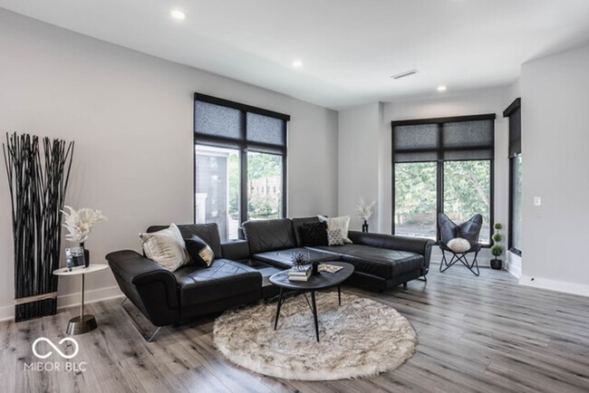 Foto del edificio - Beautiful townhome located off 16th and Co...