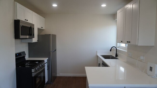 Building Photo - 1327 W 89th St