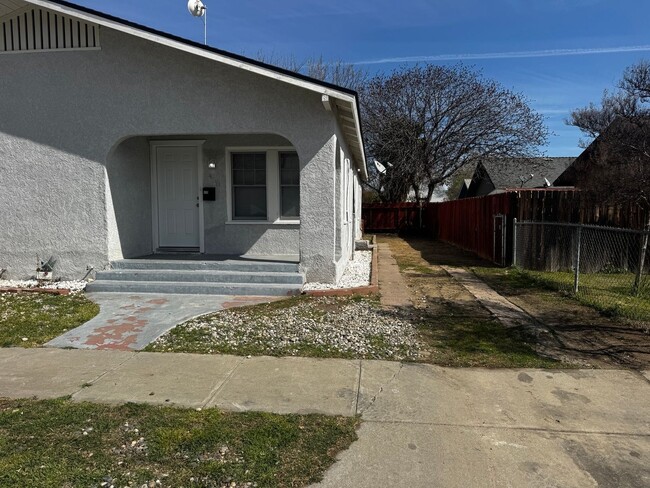 Building Photo - 450 N 6th St