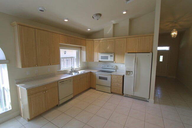 Building Photo - ** PET FRIENDLY **NAPLES PARK - NO HOA - P...