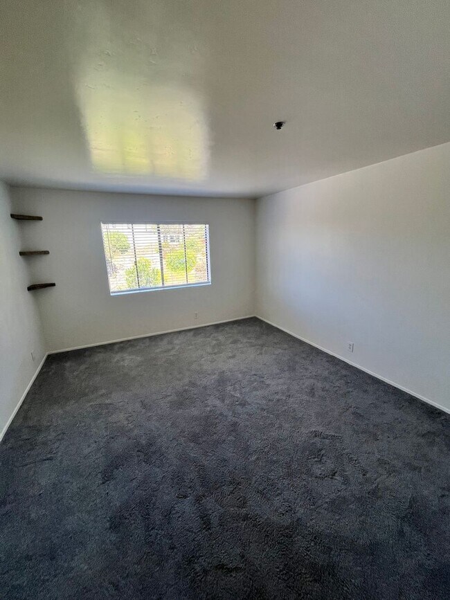 Building Photo - Move-In Ready 2-Bed Condo with Upgrades & ...