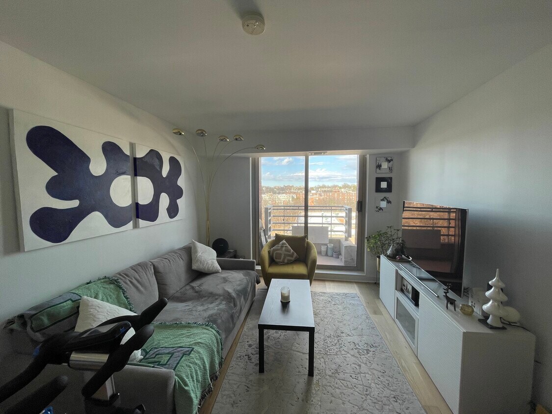 Living room - 1275 25th St NW
