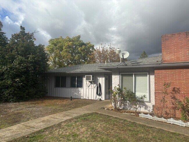 Foto del edificio - 3026 NE Douglas Ave