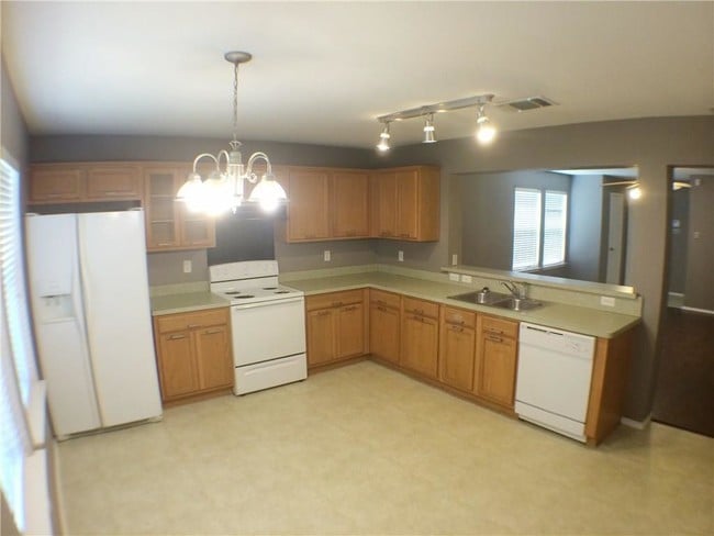 Building Photo - 2301 Kingsway Dr