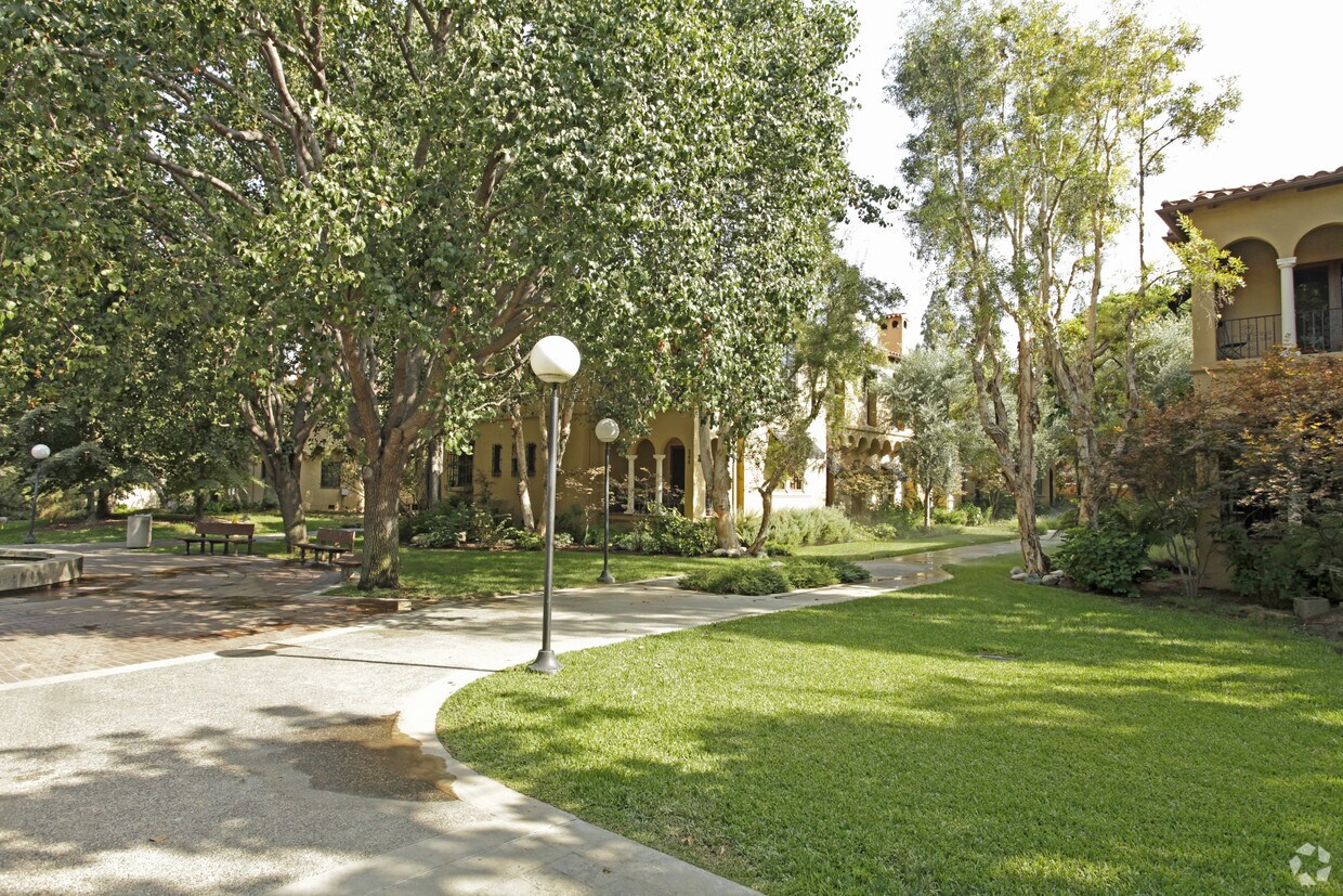 Building Photo - 359 W Del Mar Blvd