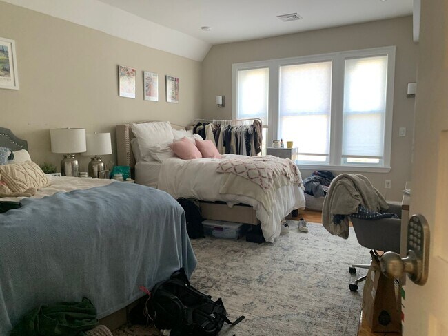 Foto del edificio - Full Luxury Renovation! 9 Bathrooms!!!!!  ...