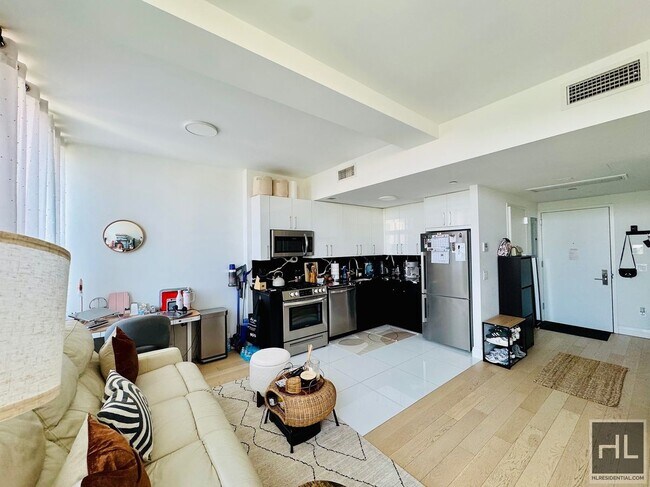 Foto del edificio - Gorgeous 1 bedroom with private balcony & laundry hookup