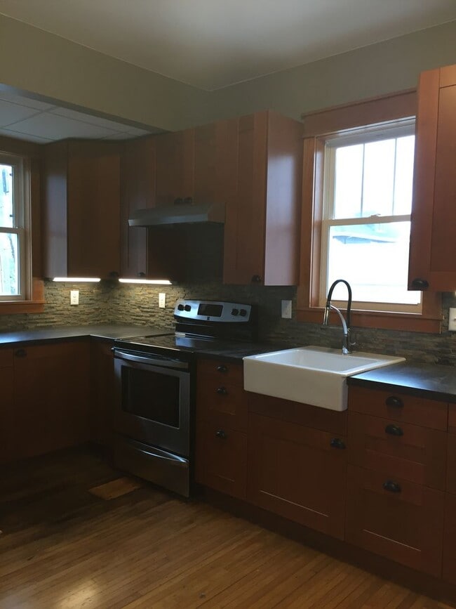 Building Photo - 1414 1/2 Jefferson Street - Available June! - Income Restricted Unit