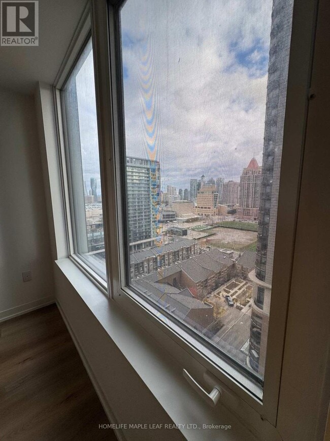 Photo du bâtiment - 395 Square One Dr