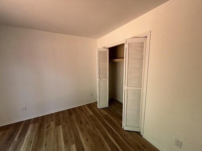 Foto del edificio - 5933 North Hills Dr