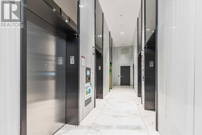 Photo du bâtiment - 15 Queens Quay E