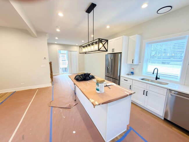 Building Photo - 858 N Paulina St