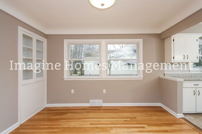 Foto del edificio - 24302 Westwood Road