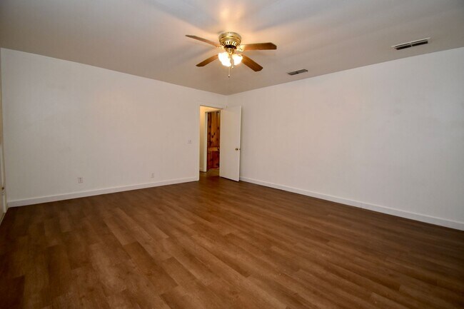 Foto del edificio - 3 Bed 1 Bath Home!
