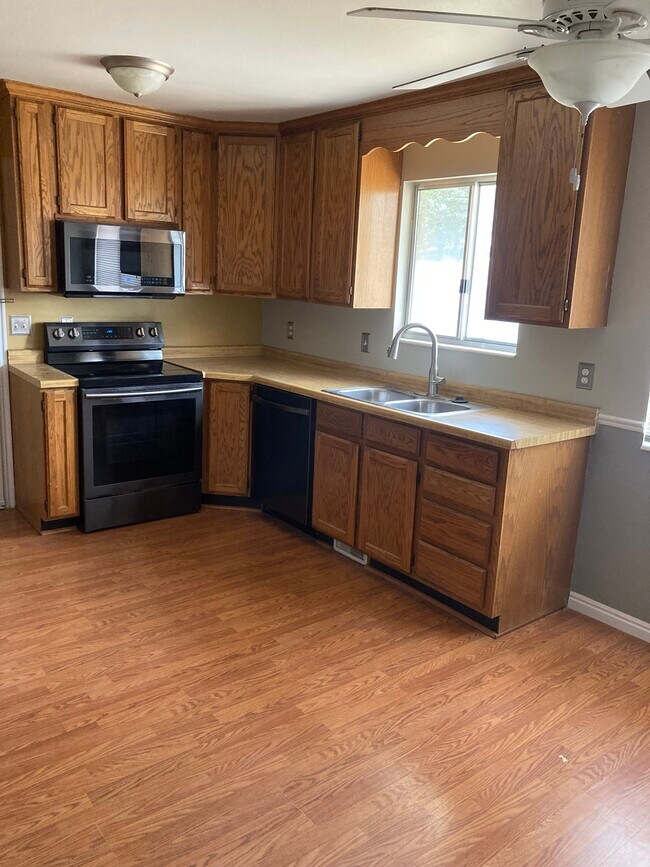 Building Photo - 5360 Cadenza Dr