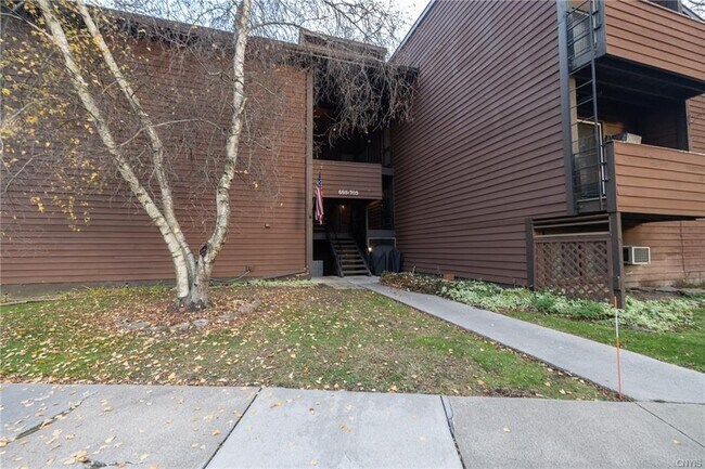 Foto del edificio - 705 Idlewood Blvd N