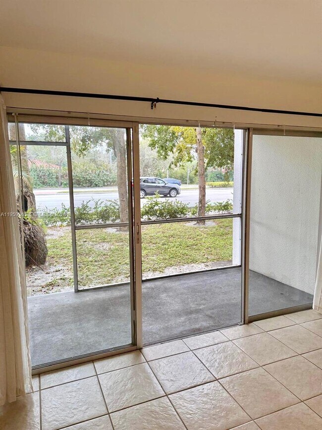 Foto del edificio - 4205 N University Dr