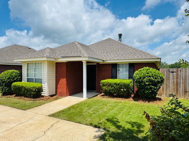 Building Photo - Your new home is just a putt away with thi...