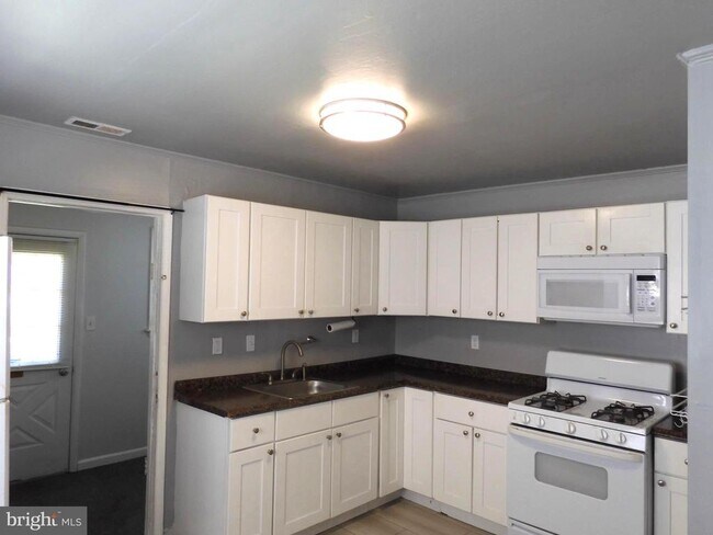Foto del edificio - 8220 Cornwall Rd