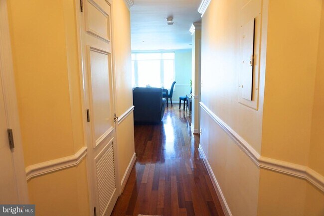 Building Photo - 100 Harborview Dr
