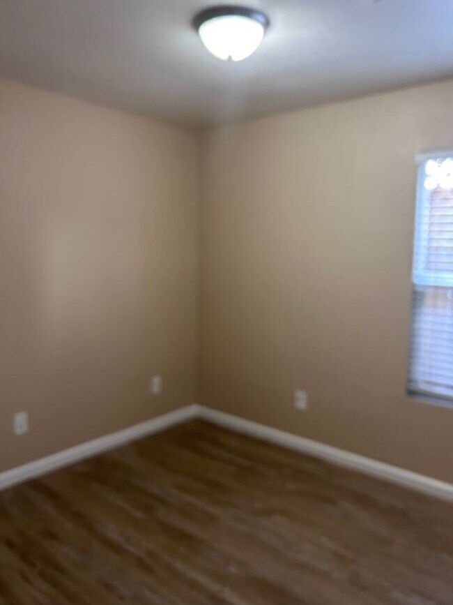 Foto del edificio - 2 Bedroom Mid Town Petaluma ~ New Flooring...