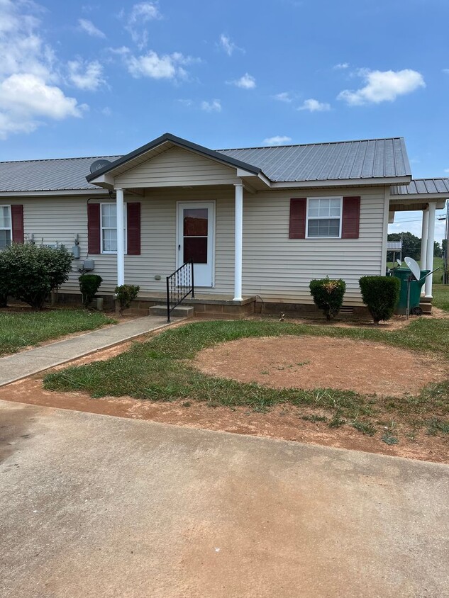 Primary Photo - 2 bedroom 1 bath duplex