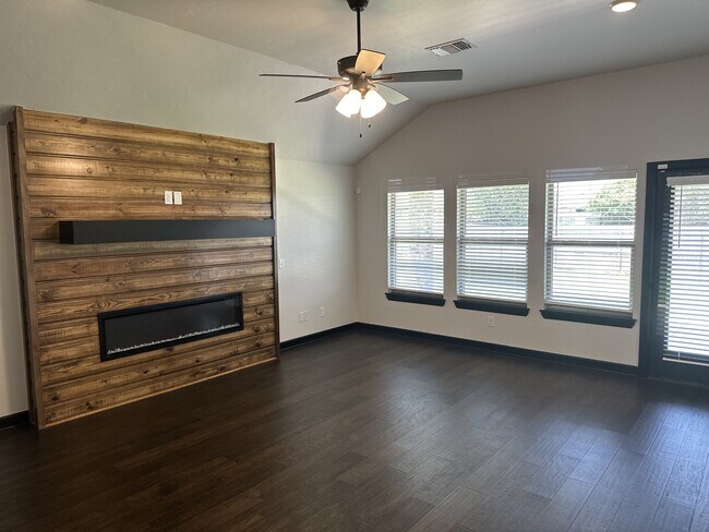 Building Photo - 2229 Roca Dr