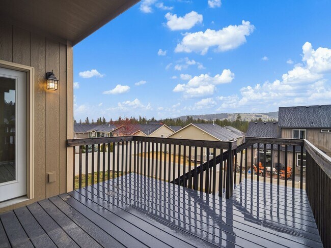 Foto del edificio - Spacious 5-Bedroom Home with Private Yard & Parking in Spokane