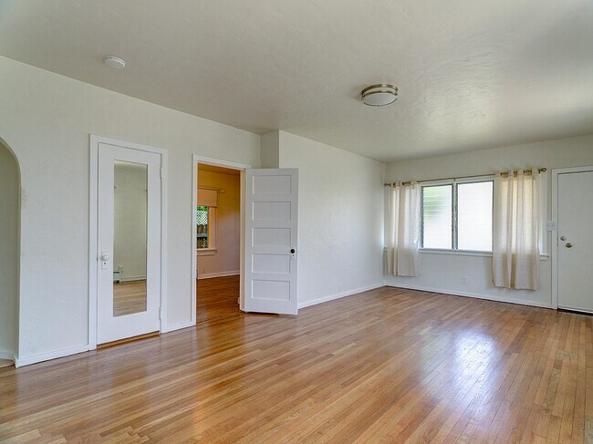 Living Room - 2025 Corinth Ave