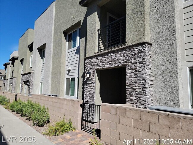 Foto del edificio - Spacious Henderson Townhome with Balconies and Resort Amenities