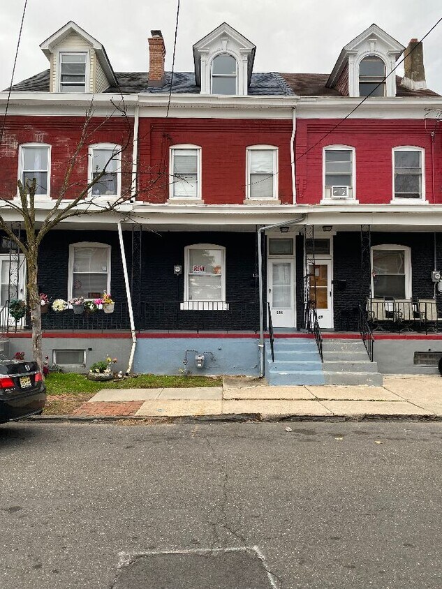 Foto principal - 151 Locust St