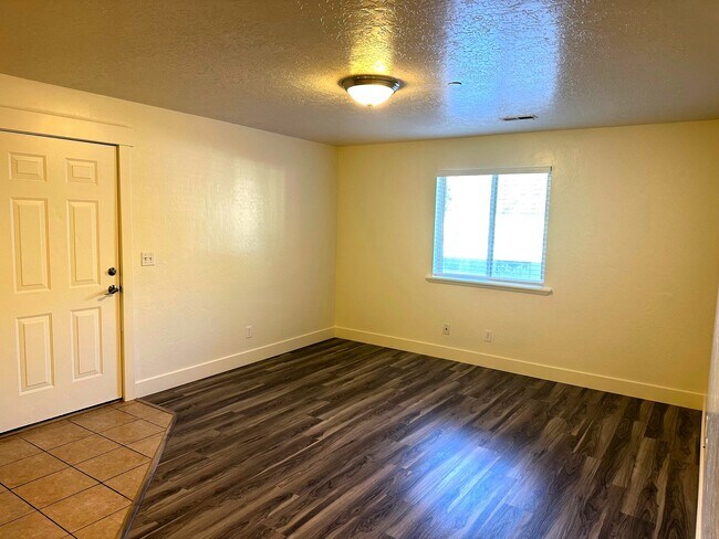 Foto del edificio - 580 S Center St