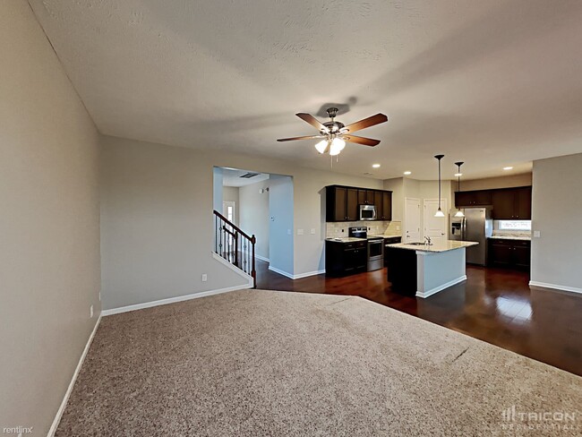 Building Photo - 1637 Robindale Dr