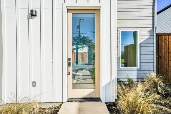 Foto del edificio - 1707 Nomas St