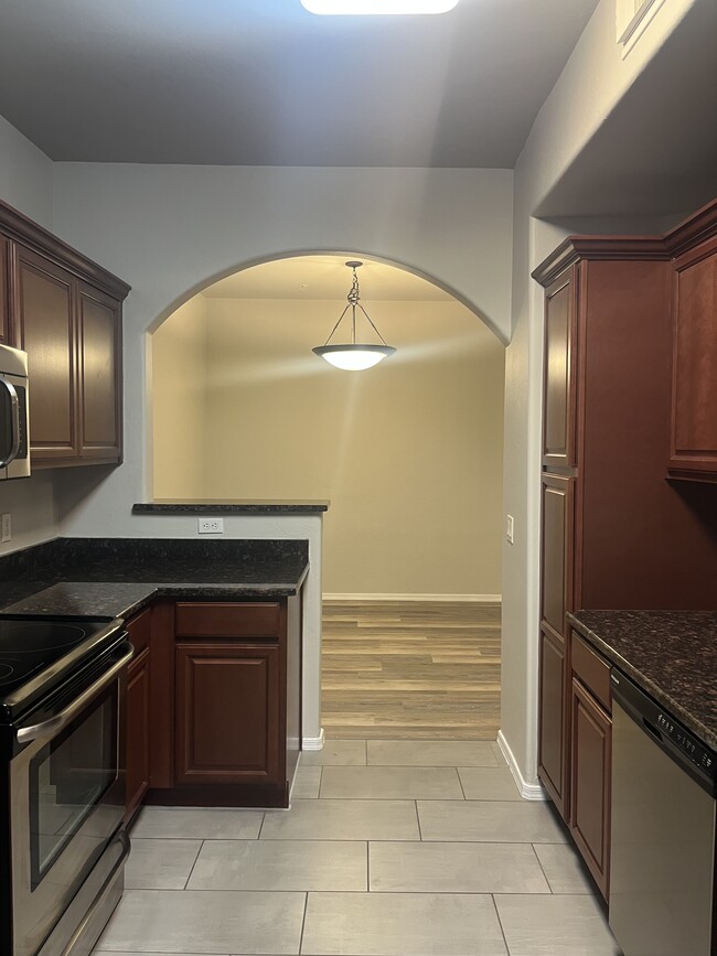 Building Photo - 2550 E River Rd