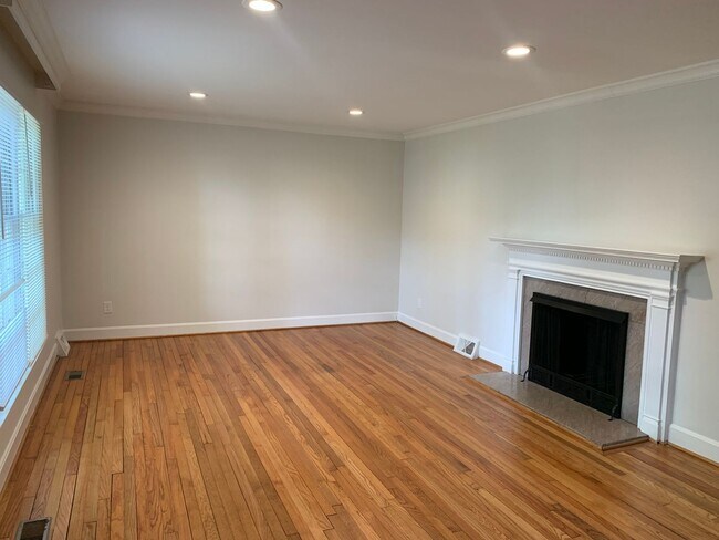 Foto del edificio - Myers Park 3 Bedrooms 2 Bathroom Duplex!
