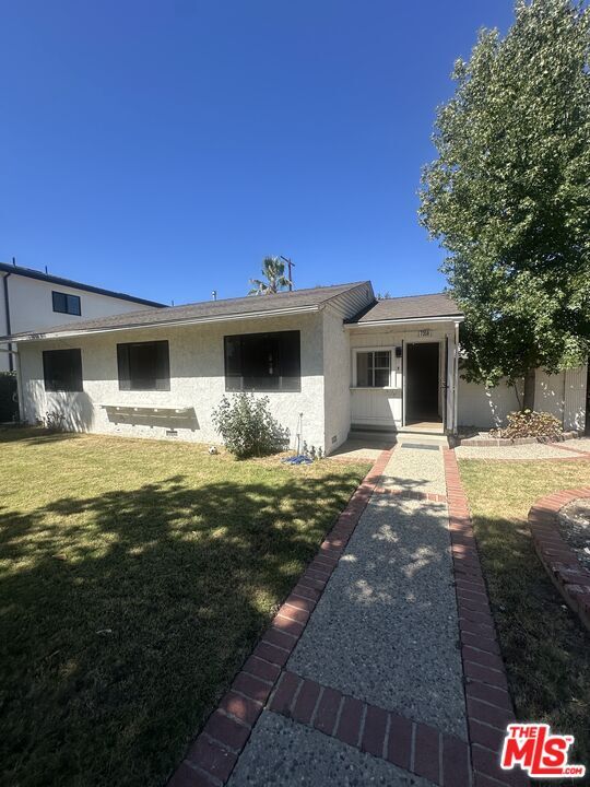 Foto del edificio - 7359 Amestoy Ave