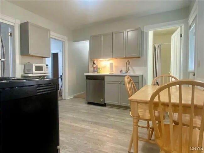 Building Photo - 10 Maple Ave