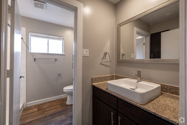 Baño vacío de 2BR - The 209 Apartments
