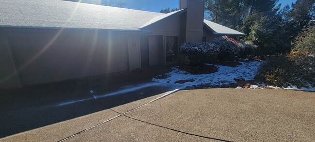 Foto del edificio - Unfurnished, 1-year long-term rental