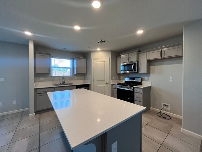 Building Photo - 786 LA DAWNA 4 BEDROOM 3 BATHROOM HOME TULARE