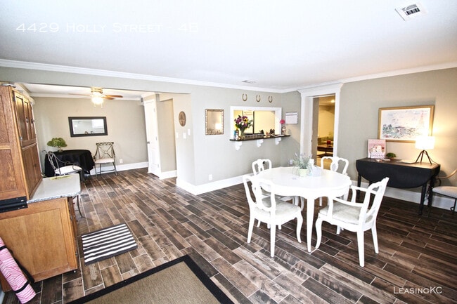 Building Photo - Rare four bedroom apartment on the Plaza!