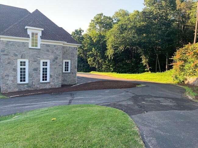 Building Photo - 72 Ridgebury Rd