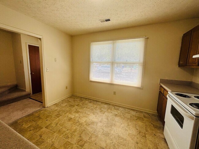 Building Photo - 3 Bedroom, 3 Bath Townhouse